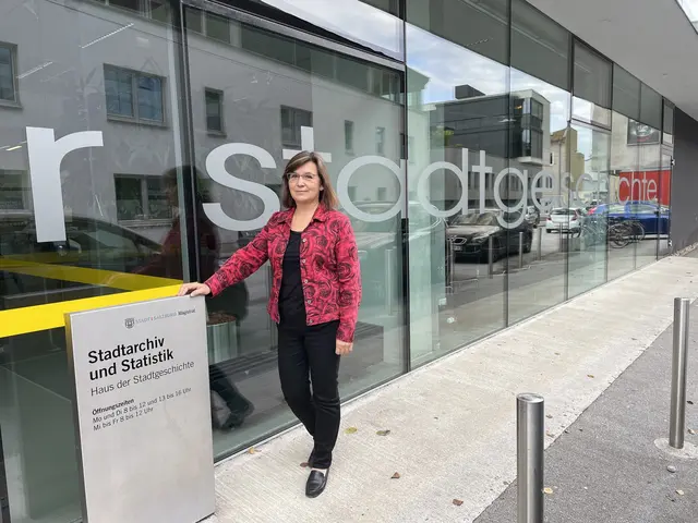 Das Haus der Stadtgeschichte in der Glockengasse beherbergt das Stadtarchiv und die Statistik. Im Bild die Leiterin Sabine Veits-Falk. | Foto: Lisa Gold