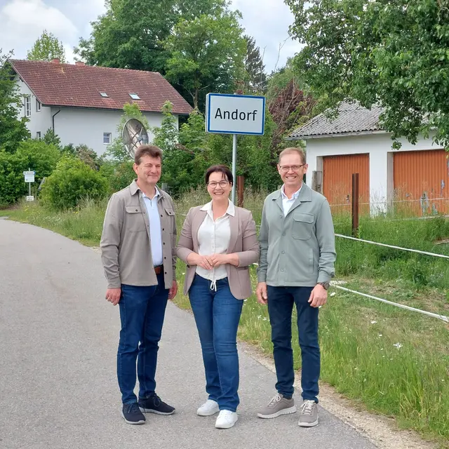 Die drei Gemeinden Mayrhof, Sigharting und Andorf wollen künftig ihre Bauhof-Arbeiten gemeinsam bewältigen – dafür soll ein neuer gemeinsamer Bauhof errichtet werden. Mit diesem Beispiel der interkommunalen Zusammenarbeit gehen sie für den Regionalitätspreiss 2026 ins Rennen.  | Foto: Gemeinde Andorf