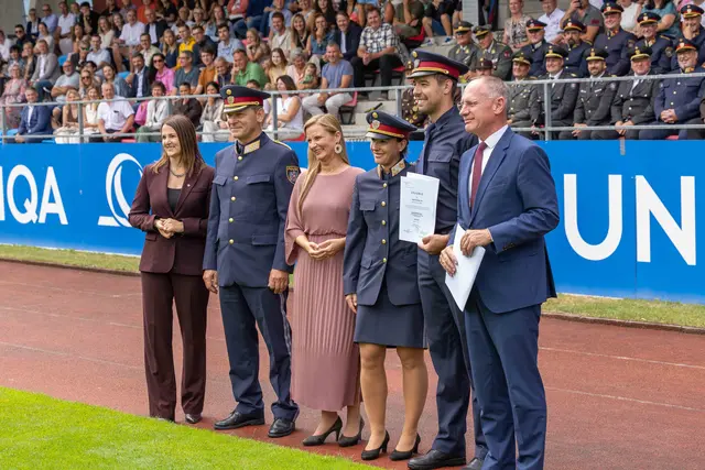Landesrätin Astrid Mair, Landespolizeidirektor Helmut Tomac, BMI-Gruppenleiterin Eva Gollubits, Polizeilehrerin Monika Erhardt, Aspirant Michael Pansi und Innenminister Gerhard Karner. | Foto: Polizei