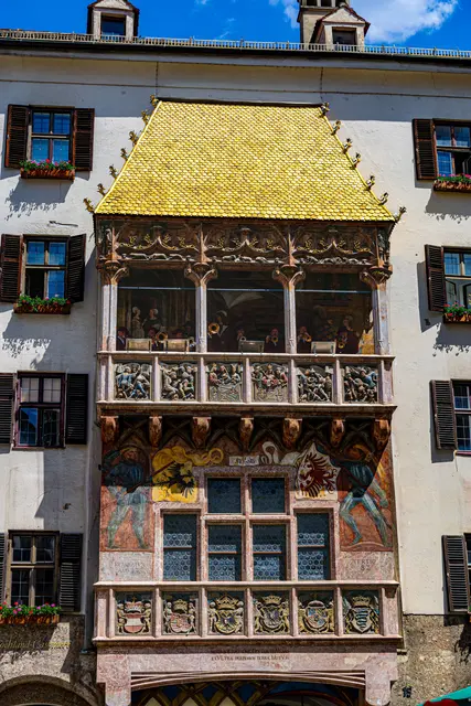 Die Schindeln des Goldenen Dachls haben bereits einige Diebstähle provoziert. Wir wagen einen Blick auf die letzten Vorkommnisse.  | Foto: pexels / Regan Dsouza