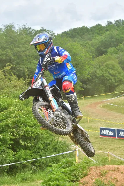 Ein Junge springt mit seiner Enduro-Maschine