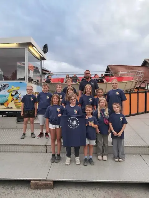 Neue T-Shirts für die jüngsten Helfer. | Foto: Marktgemeinde Eggern