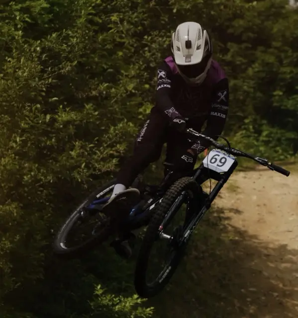 Benjamin Kowald aus Hofstätten an der Raab ist erfolgreicher Downhill-Racer.  | Foto: lines magazin