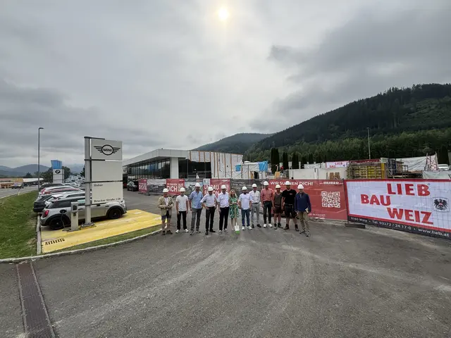 Beim Autohaus Huber in Bruck wird derzeit fleißig gebaut; ein Teil wurde bereits abgerissen, ein zweigeschoßiger Neubau soll stattdessen entstehen. | Foto: MeinBezirk/Angelika Kern