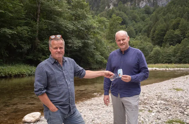 Bgm. Lepkowicz und Bgm. Döller (r.). Die Badegäste lassen Müll wie Plastik, Zigarettenstummel und auch Gläser zurück. | Foto: Santrucek