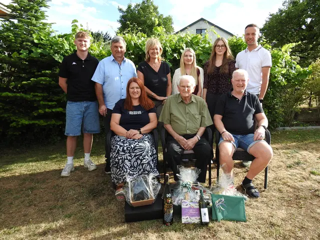 

Am Bild:  Sabine Maier, Walter Rößl, Norbert Maier Tobias Maier, Vizebgm. Josef Landstetter,  Bgm. Gerlinde Schwarz, Laura und Nina Maier, gfGR Karl Öckmayer | Foto: Marktgemeinde Leiben
