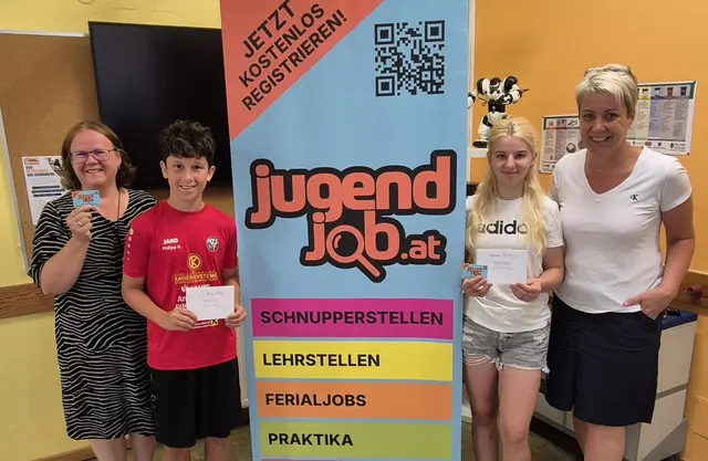 Direktorin Karin Auer (l.) und Karina Rüge (r.) gratulierten den beiden Jugendlichen herzlich zum Gewinn.