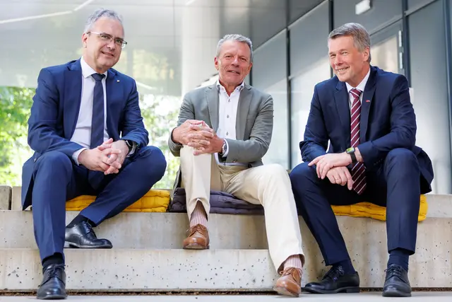 Präsentierten den iHub Graz, die gemeinsame Transfergesellschaft für Spitzen-Spin-offs: (v.l.) Peter Riedler, Rektor der Universität Graz, Alexander Rosenkranz, Vizerektor der Med Uni Graz, und Horst Bischof, Rektor der TU. | Foto: Scheriau - TU Graz