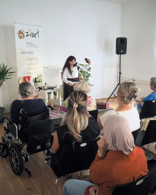 Die Kulisse der Lesung am 2. Juli im ZIMT Braunau griff zentrale Motive des Buches auf und machte die Romanwelt für die Zuhörer:innen auch visuell erlebbar. | Foto: Ramić/Stockhammer