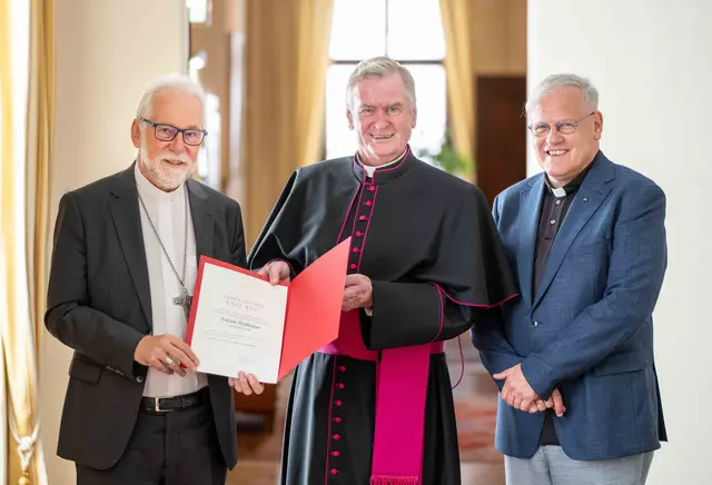 Bischof Marketz und Ordinariatskanzler Ibounig mit dem neu ernannten Monsignore, Erich Aichholzer (Mitte) | Foto: Diözesan-Pressestelle/Assam