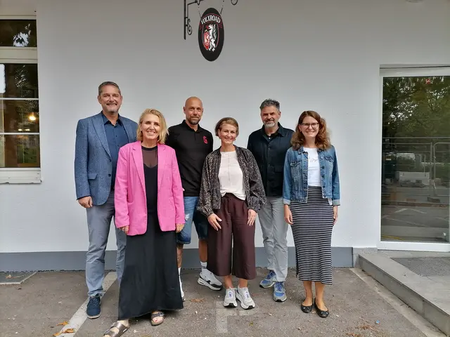 Sport-Stadtrat Christian Baumgarten, Steyr / Stadt.Impuls Chefin Daniela Zeiner, Inhaber Johannes Schmidl mit Gattin Jasmin Schmidl, Innenstadtmanager Ralf Reiter und Vizebürgermeisterin Anna-Maria Demmelmayr (v. li.). | Foto: Steyr / Stadt.Impuls