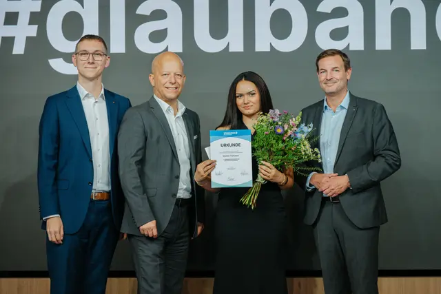 V.l.: Luca Seidlmann (Vorsitzender des Jugendvertrauensrates der Sparkasse OÖ), Martin Punzenberger (Vorstandsdirektor der Sparkasse OÖ), Lehrling Cemre Türkmen, Thomas Lettner (Marktbereichsleiter Wels und OÖ Süd der Sparkasse OÖ). | Foto: Sparkasse OÖ/T. Ganglberger