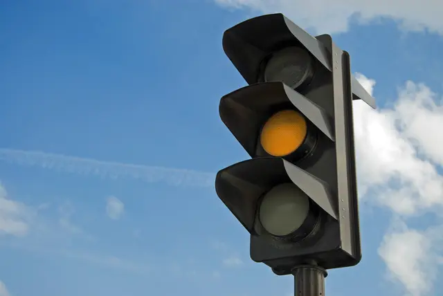 Wer bei einer gelben Ampel in die Kreuzung einfährt, muss ab 2027 70 Euro zahlen. (Symbolbild) | Foto: Smarterpix