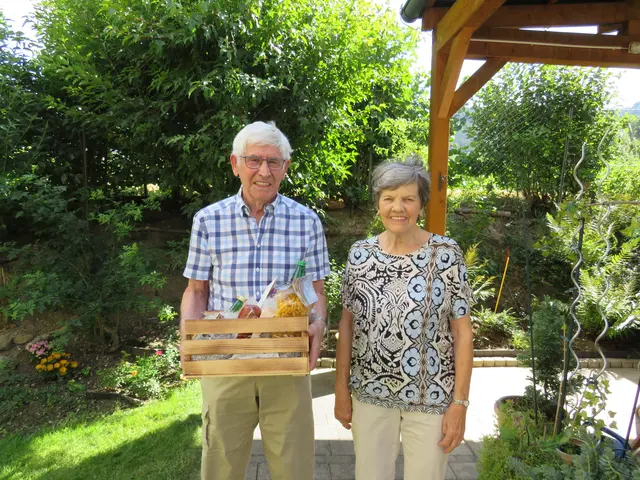 Ehrengabe zum Runden: Peter Stawa freut sich. | Foto: Gemeinde Kirchberg