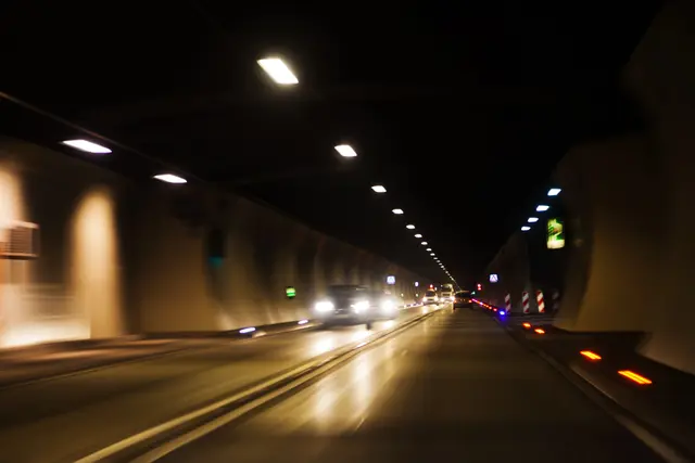 Infolge des Verkehrsunfalls musste der Gratkorntunnel und später auch der Platbutschtunnel gesperrt werden. (Symbolfoto) | Foto: Madrabothair/Smarterpix