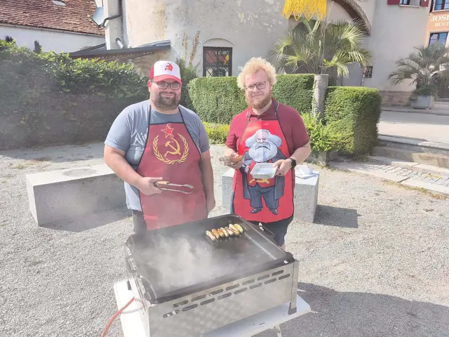 Bezirkssprecher der KPÖ Innviertel, Andreas Auzinger (l.) beim Würstelgrillen. | Foto: KPÖ Innviertel