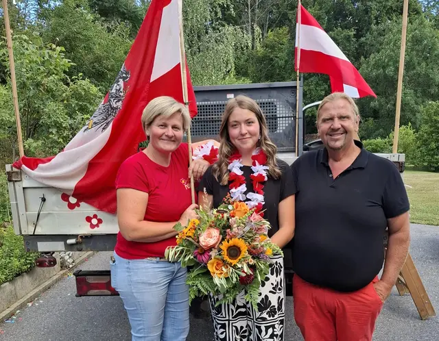 Marie-Theres Schwaiger mit ihren Chefs Elisabeth und Hanspeter Höfler | Foto:  Schwaiger