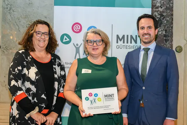 Karin Sommer (Mitte) nahm die MINT-Auszeichnung entgegen. | Foto: MS