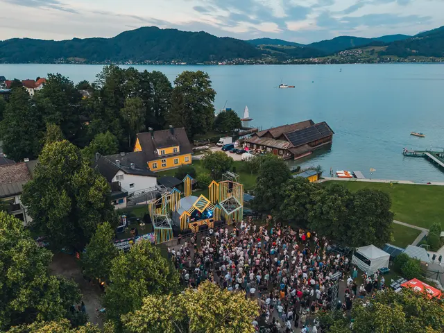 Das FM4 Unlimited am Attersee bietet coole Beats und Festivalstimmung in einer einzigartigen Location. | Foto: Niklas Schnaubelt