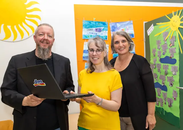 21 aufbereitete Laptops von dm ergänzen künftig den Computerraum der Volksschule Puch: (v. l.) Alexander Wechdorn (Betriebsrat dm), Christiane Zamazal (Direktorin VS Puch) und Barbara Schweitl (Bürgermeisterin Puch bei Hallein) | Foto: dm/Andreas Kolarik