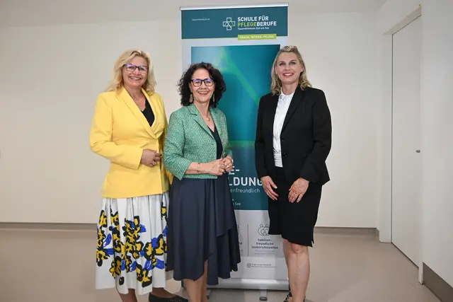 Die Initiatorinnen freuen sich über die gemeinsame Entwicklung des neuen Ausbildungsmodells an der Schule für Pflegeberufe in Zell am See. Im Bild v.l.: Elke Schmiderer MBA (Geschäftsführerin Hilfswerk Salzburg), Landesrätin Mag. Daniela Gutschi und Kathrin Wimmer MSc (Direktorin Schule für Pflegeberufe Zell am See) | Foto: Tauernklinikum