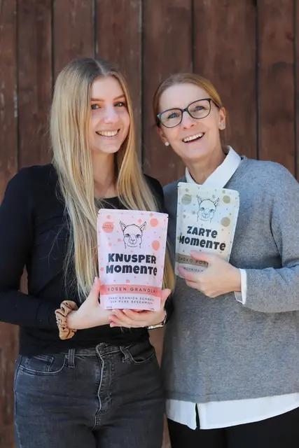 Lara (links) und Martina Enthammer stellen seit fast einem Jahr Granola her.  | Foto: Enthammer