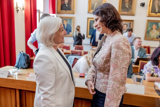 Am Mittwoch, 15. Juli 2026, wurde Christoph Brandstätter (ÖVP) neuer Vizebürgermeister der Stadt Salzburg. Die offizielle Angelobung erfolgte im Rahmen einer Gemeinderatssitzung in die Hand von Landeshauptfrau Karoline Edtstadler. Im Bild: Landeshauptfrau Karoline Edtstadler und Stadträtin Andrea Brandner | Foto: Stadt Salzburg/Wildbild