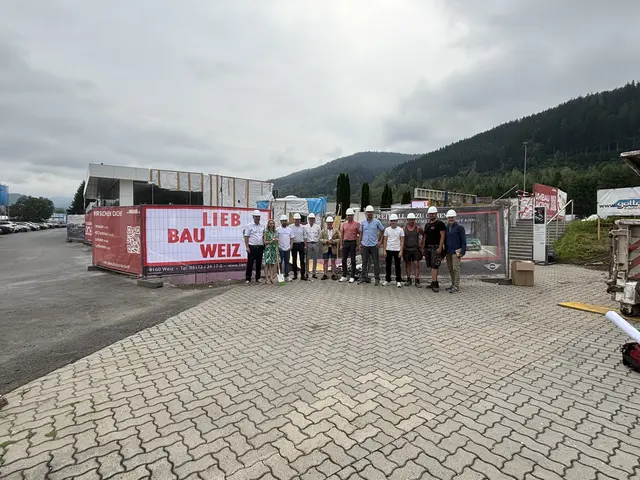 Fototermin am vergangenen Mittwoch mit allen am Bau beteiligten Firmen. | Foto: MeinBezirk/Angelika Kern