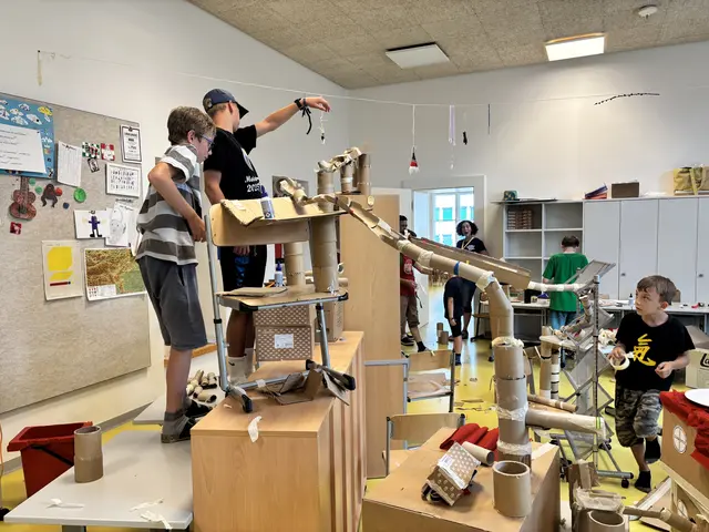 Die jungen Architekten zeigten sich kreativ bei ihrer Murmelbahn. | Foto: MeinBezirk/Astrid Moder