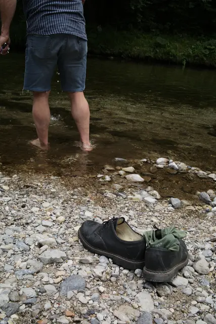 Für ein Stück Plastik oder Taschentuch watete Lepkowicz in den Fluss. | Foto: Santrucek