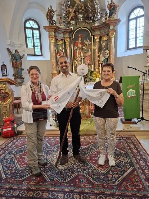 Monika Petanovitsch bedankt sich bei Pfarrer Shinto und Christa Fraunschiel (1. v. r.) für den Empfang der Pilgergruppe in Kobersdorf