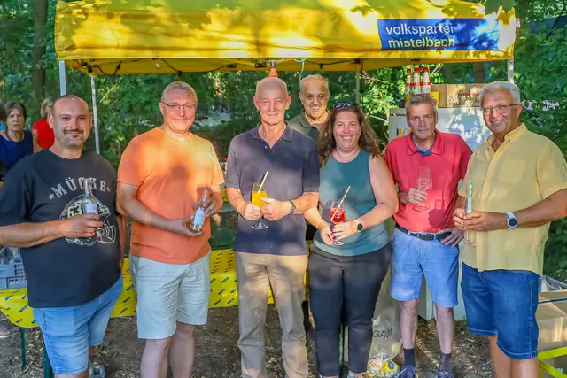 Die Volkspartei Gaweinstal lud zum Afterwork-Spritzerstandl ein und durfte sich über großen Zuspruch freuen | Foto: VP Gaweinstal