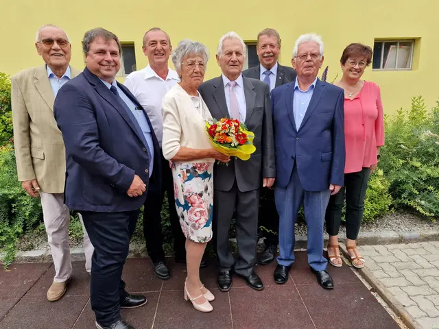 Am Foto (v. l. n. r.): NÖs Senioren Ehrenobmann Ing. Richard Hartenbach, gf.GR Herwig Krammer, Gemeindebauernratsobmann Josef Wiesinger, die Jubilare Margarete und Karl Schweinberger, Bgm. Josef Tatzber, NÖs Senioren Ortsvertreter Rudolf Korn sowie Obfrau Gertrud Strobl. | Foto: Marktgemeinde Wilfersdorf