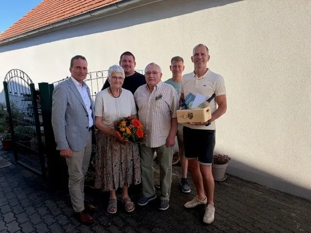 (v. l. n. r.): Bürgermeister Josef Kerbl, die Jubilare Maria und Lambert Kober, Thomas Stockhammer und Michael Kraft (Bauernbund) sowie Vizebürgermeister Michael Waxmann. | Foto: Gemeinde Fallbach