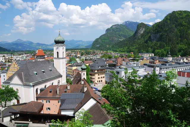 In Kufstein stürzte am Dienstag ein Mann bei Sanierungsarbeiten neun Meter von einem Dach. | Foto: smarterpix/manfredxy