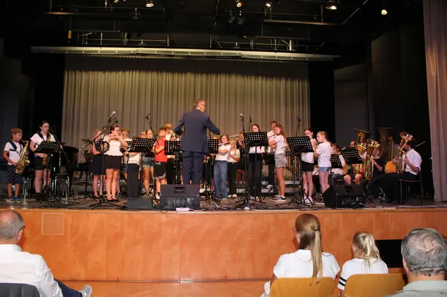Musikschuldirektor Wolfgang Jud leitete ein kleines Orchester. | Foto: René Lederer