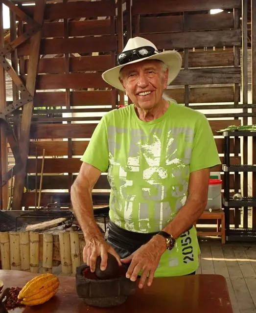 Josef Hauser im Einsatz bei der Kakao-Ernte in Ecuador. | Foto: Josef Hauser