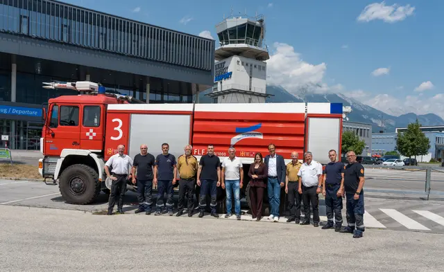 Das Großtanklöschfahrzeug wurde an eine Delegation aus Nordmazedonien am Innsbrucker Flughafen übergeben. | Foto: Land Tirol/Brandhuber