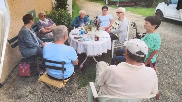 Rollatoren wurden geparkt, bevor die Gespräche in Seefeld-Kadolz begannen. | Foto: Prokschy