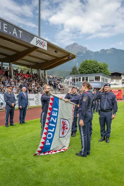 Die feierliche Angelobung am Sportplatz in Imst.