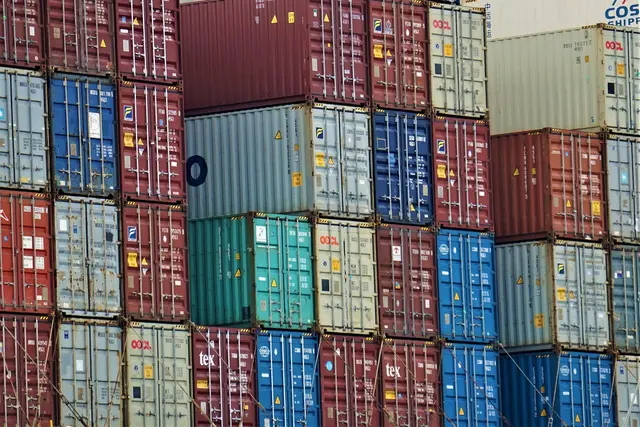 Tirols Exportwirtschaft erreichte 2025 ein Volumen von rund 17,6 Milliarden Euro. Die heimischen Unternehmen konnten ihre Ausfuhren trotz schwieriger Rahmenbedingungen deutlich steigern. | Foto: pixabay / TheGraphicMan