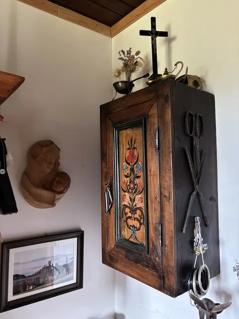 Im Bauernhaus befinden sich zahlreiche alte Gegenstände, die von Josef Zleptnig renoviert wurden. | Foto: MeinBezirk.at/Astrid Siebert