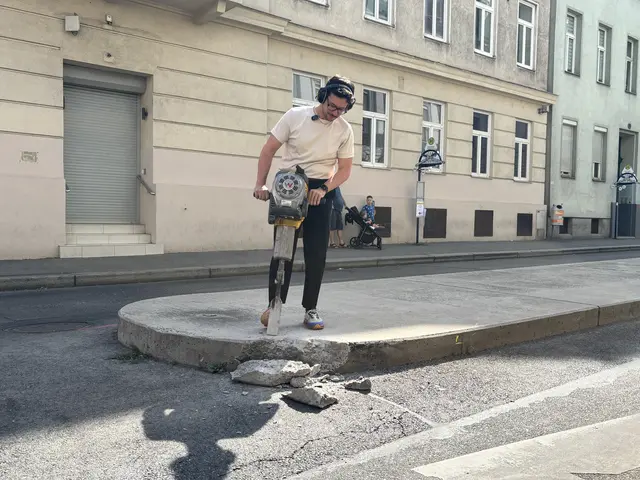 Spoiler: Das größte Stück hat nicht Luxenberger, sondern ein Bauarbeiter abgebaut.  | Foto: Nathanael Peterlini/MeinBezirk