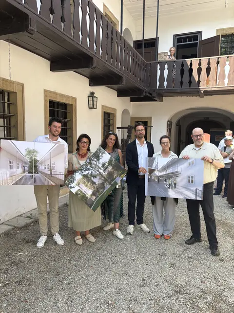 Der Stellvertretende Bezirkschef, Christian Sapetschnig (SPÖ); Kulturstadträtin, Veronica Kaup-Hasler (SPÖ); Architekt Bernhard Neumayr; Kuratorin, Elke Doppler und Matti Bunzl aus dem Team der Bauherren. (.v.l.) | Foto: Wien Museum