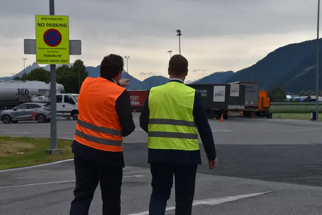 LR Zumtobel und LH-Stv Wohlgemuth auf dem Weg zum mobilen Prüfzug der Asfinag.  | Foto: Barbara Fluckinger