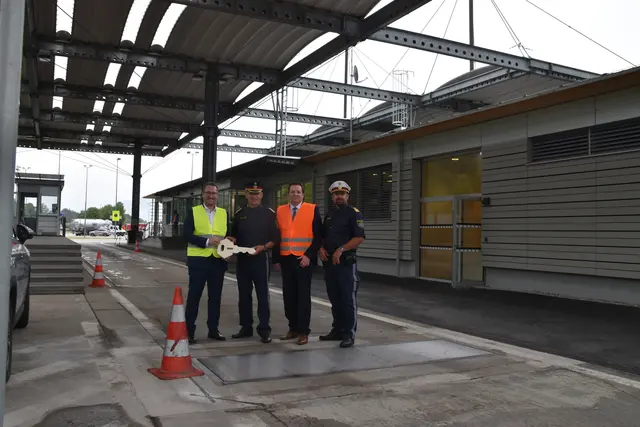 LHStv Wohlgemuth, LPD Tomac, LR Zumtobel und Enrico Leitgeb (Leiter Landesverkehrsabteilung der Polizei Tirol) (v.l.) bei der offiziellen Schlüsselübergabe in Radfeld. | Foto: Barbara Fluckinger
