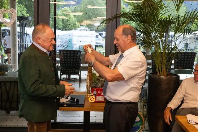 Symbolischer Generationenwechsel: Mit der Übergabe der Präsidentenkette übernimmt Dr. Erich Egger 
das Amt des Präsidenten des Rotary Club Zell am See von seinem Vorgänger Dr. Hans Georg Leitner. | Foto: Faistauer Photography