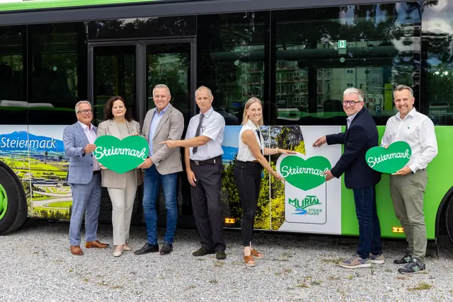 Die neuen RegioBusse wurden mit den Vertretern der Erlebnisregionen präsentiert. 