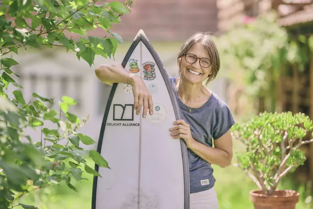 Ursula Walli bringt am 4. September drei blinde Menschen in Ebensee zum Surfen. | Foto: Ursula Walli