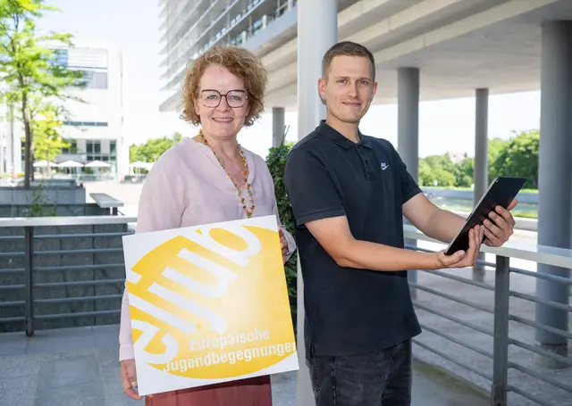 Europa zu Gast in Niederösterreich: Jugend-Landesrätin Christiane Teschl-Hofmeister und Lukas Schneider von der Jugend:info NÖ freuen sich über die erfolgreiche „eljub“ E-Book Woche 2026 | Foto: NLK Khittl